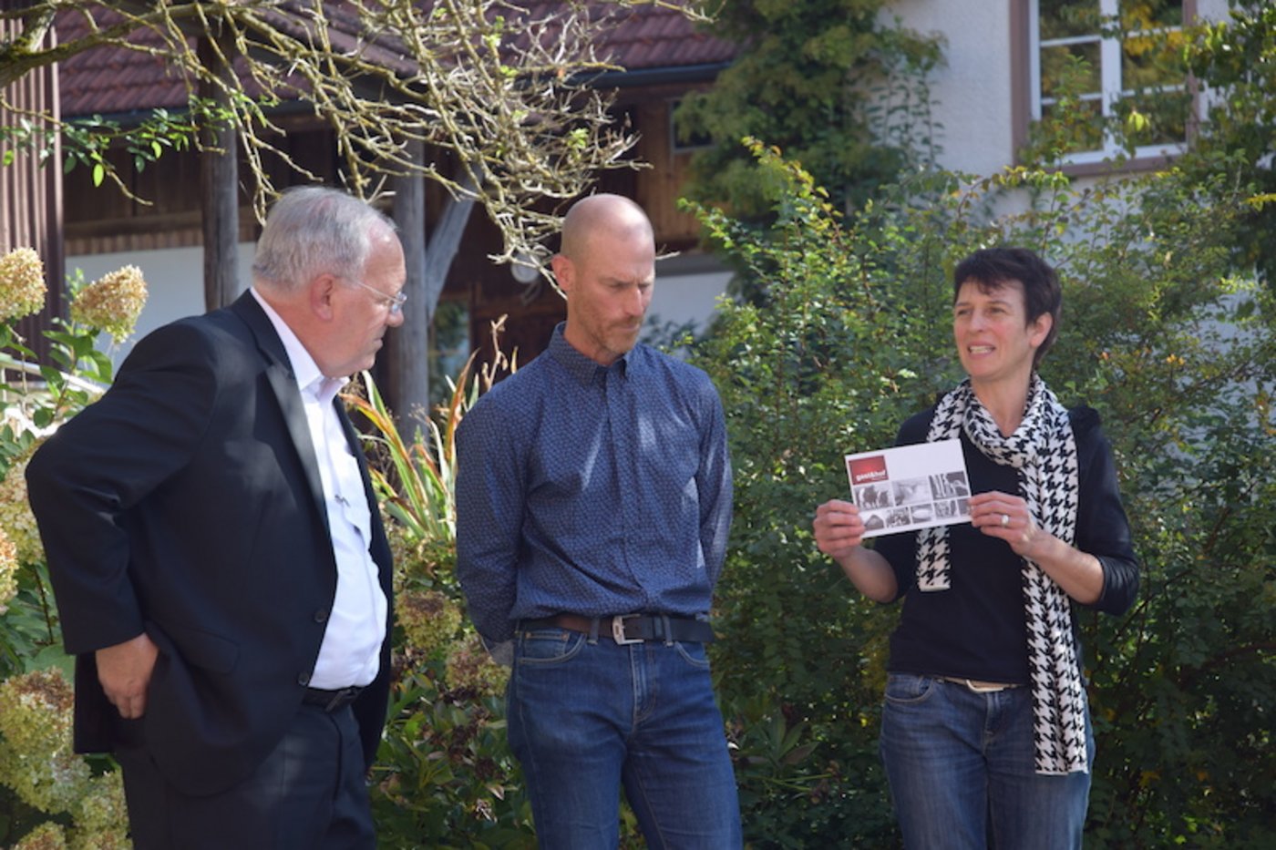 Bundesrat Johann Schneider Ammann besuchte den Hof von Reto Streit und Ursula Knuchel Streit. (Bild mos)