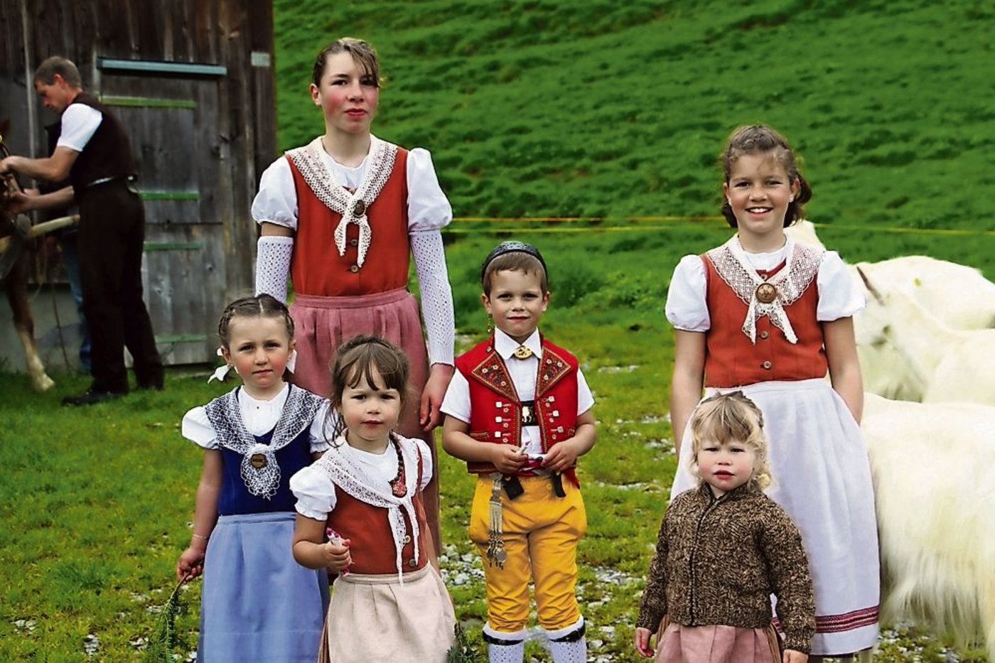 Von links: Die kleinen Geissenmeitli Nadine und Jeanine, Geissbueb Andreas mit der verantwortungsvollen Andrea im Rücken, Jana und Manuela.