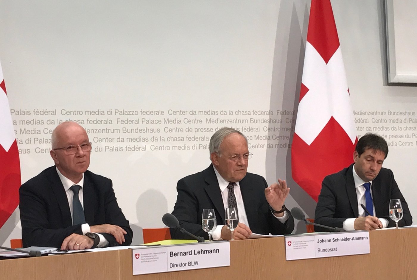 Medienkonferenz mit Nachwirkung: Die Chefs von BLW und WBF präsentieren am 1. November die "Gesamtschau" des Bundesrats. (Bild akr)