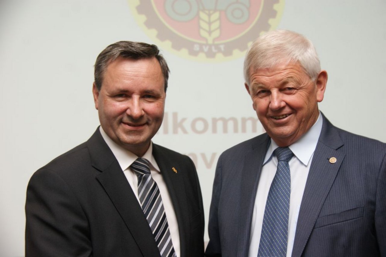 Werner Salzmann (links) löst Max Binder an der Spitze des schweizerischen Verbandes für Landtechnik ab. (Bild Ueli Zweifel) 