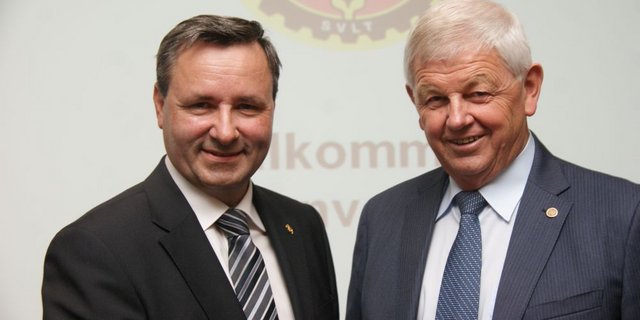 Werner Salzmann (links) löst Max Binder an der Spitze des schweizerischen Verbandes für Landtechnik ab. (Bild Ueli Zweifel) 