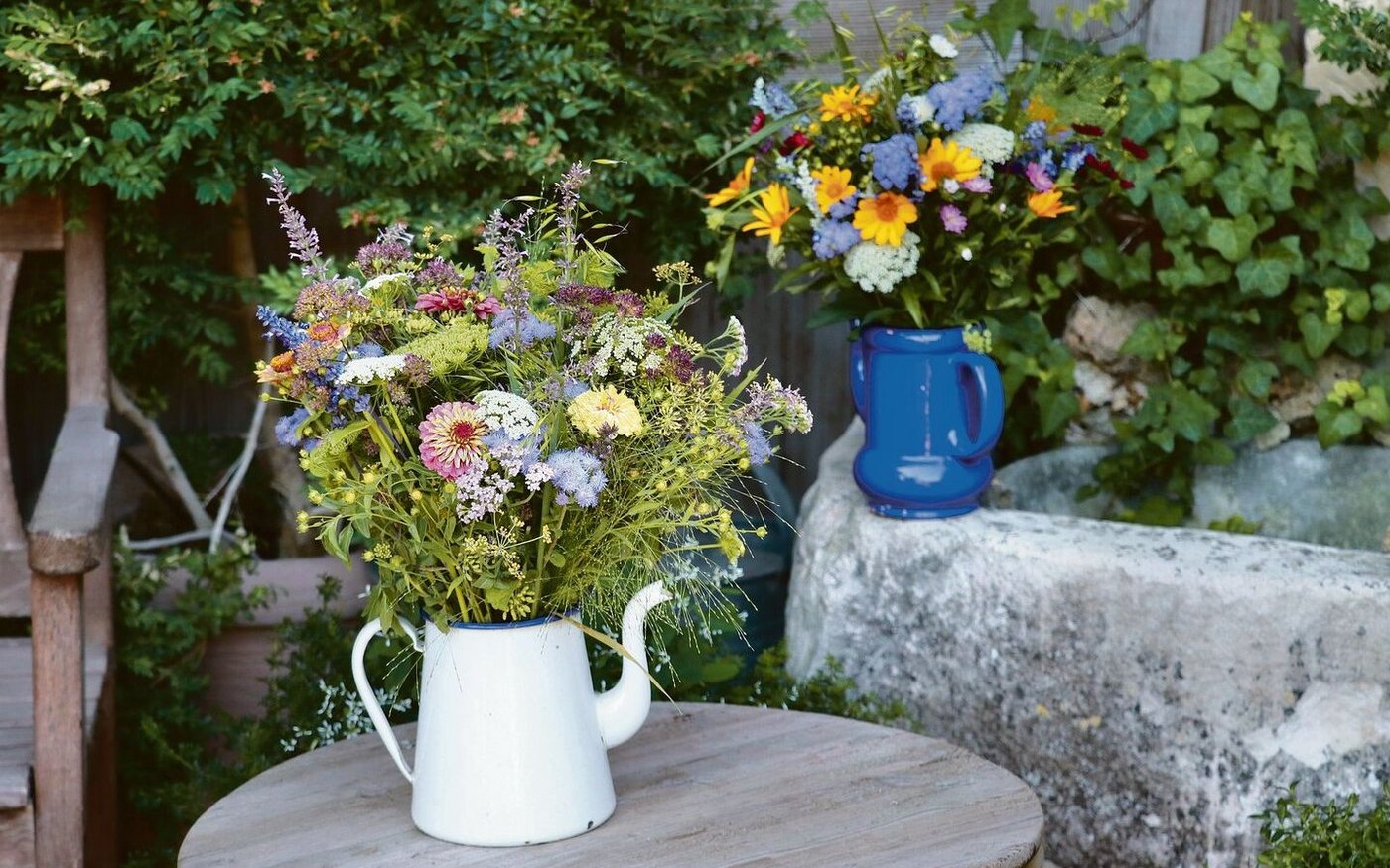 Die romantisch-natürlichen Sträusse der Bäuerin sind auf dem Wochenmarkt in der Stadt sehr gefragt.