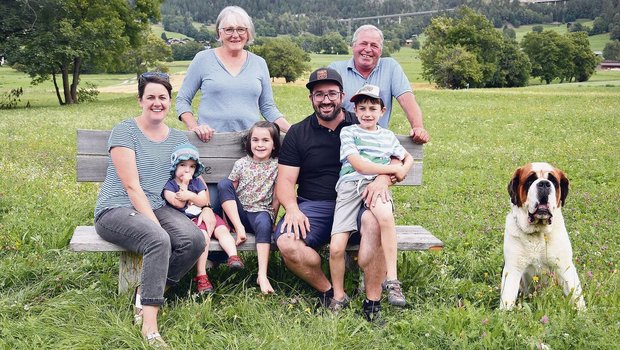 Bernhard und Elisabeth Gemmet mit Sohn Johannes und dessen Frau Natalie und deren Kindern Elia, Luisa und Helena. 