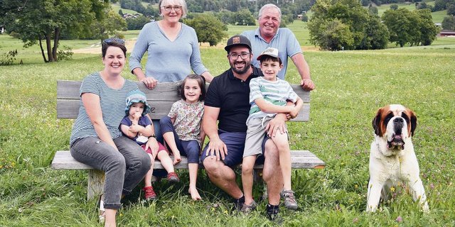 Bernhard und Elisabeth Gemmet mit Sohn Johannes und dessen Frau Natalie und deren Kindern Elia, Luisa und Helena. 