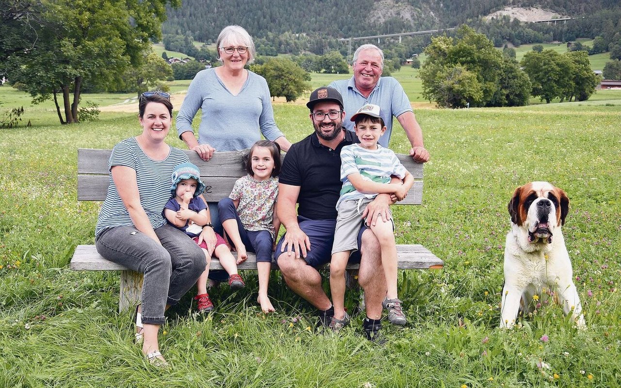 Bernhard und Elisabeth Gemmet mit Sohn Johannes und dessen Frau Natalie und deren Kindern Elia, Luisa und Helena. 