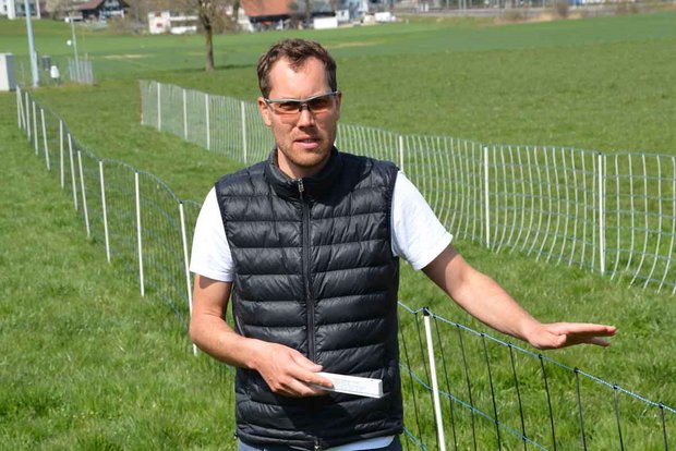 Andreas Schiess ist Fachstellenleiter Herdenschutz bei Agridea. Er informierte über Schadenverhütungsmassnahmen und die Teilfinanzierung von Elektrozäunen. (Bild Peter Bringold)
