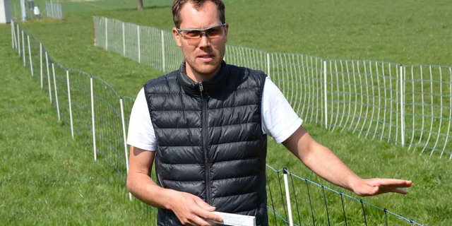 Andreas Schiess ist Fachstellenleiter Herdenschutz bei Agridea. Er informierte über Schadenverhütungsmassnahmen und die Teilfinanzierung von Elektrozäunen. (Bild Peter Bringold)
