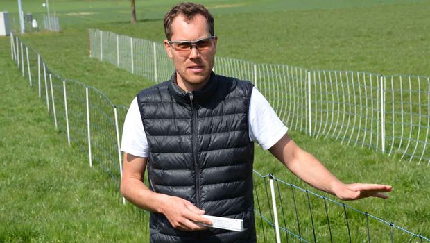 Andreas Schiess ist Fachstellenleiter Herdenschutz bei Agridea. Er informierte über Schadenverhütungsmassnahmen und die Teilfinanzierung von Elektrozäunen. (Bild Peter Bringold)