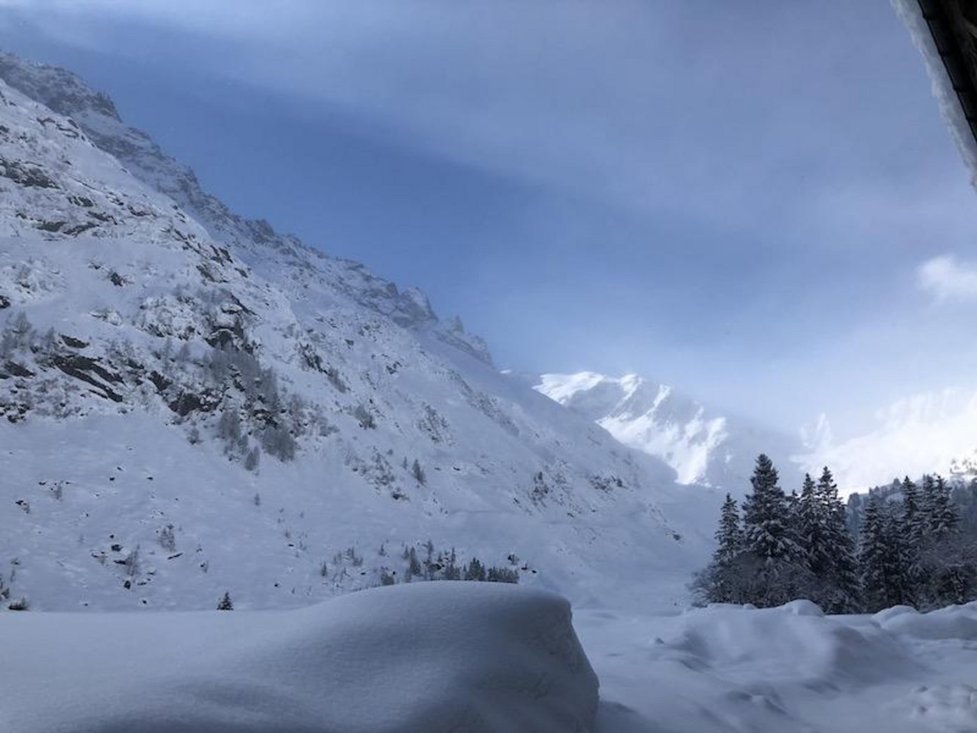 Blick von Christof Mattlis Stall Richtung Stausee.