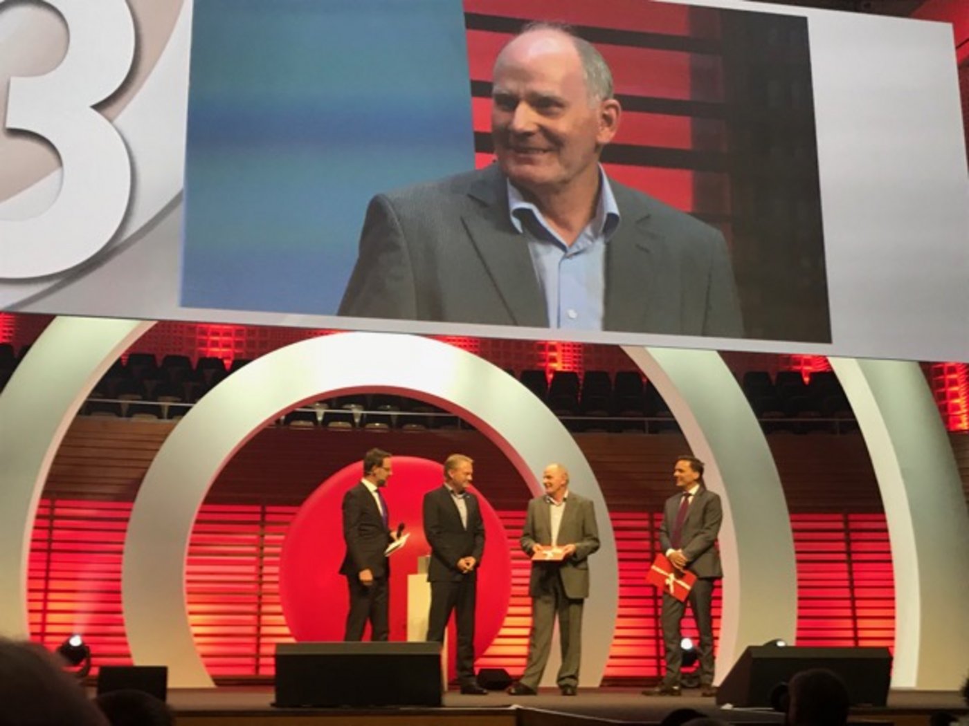 Patron Sepp Knüsel (2. v. r. und auf Grossleinwand) bei der Preisverleihung am Dienstag im KKL Luzern. (Bild zVg)