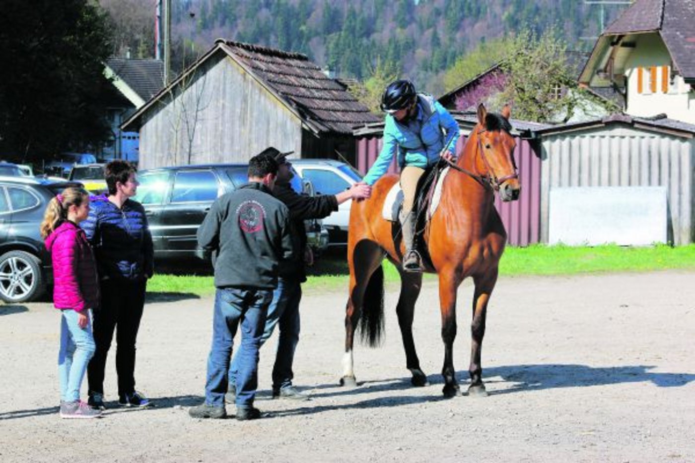 Mit den Kunden ins Gespräch kommen. Die Plattform der Emmentaler Pferdezüchter hat einen ganz grossen Vorteil. (Bild Simone Barth)