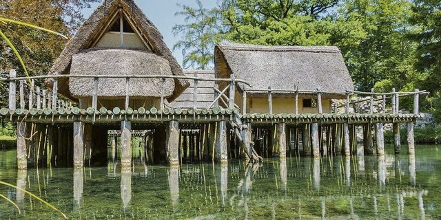 Frühe Bauernfamilien lebten in der Schweiz in Pfahlbauten. Wie sie zusammenlebten, ist anhand von Funden schwer zu belegen.