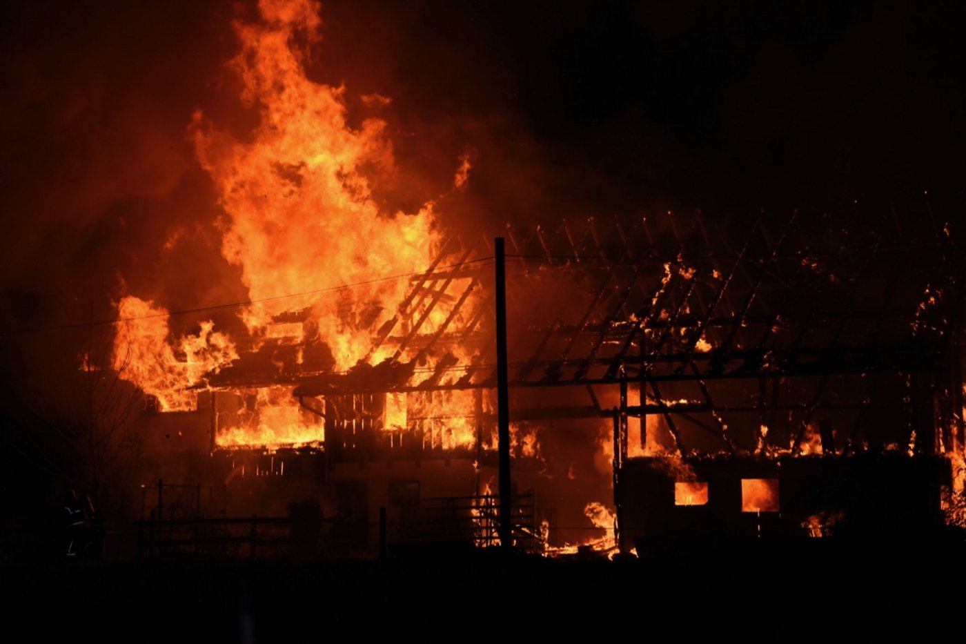 Der Stall im Vollbrand. Die Tiere blieben unverletzt, weil sie auf der Weide waren. 
