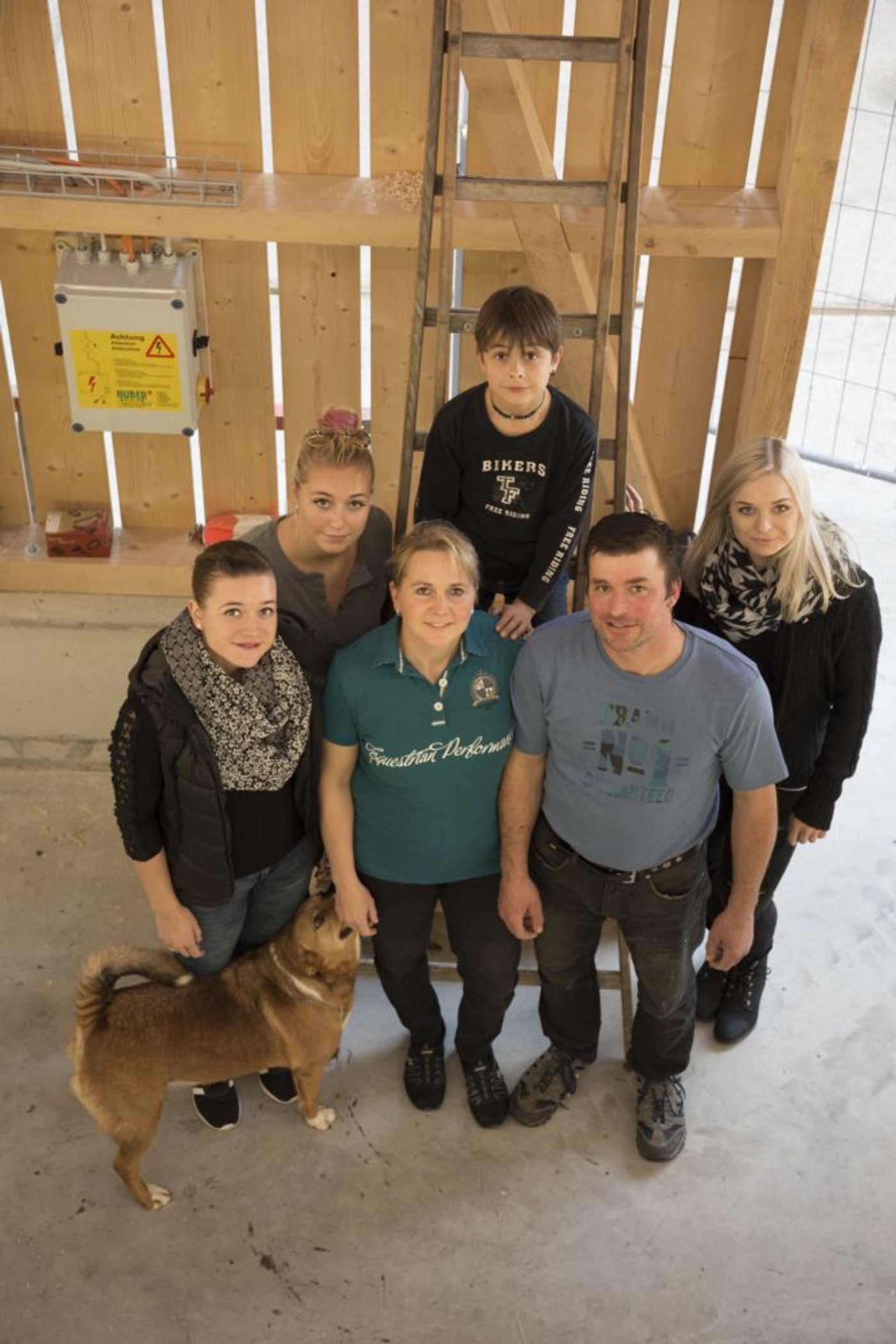 Nachdem der Stall fertig ist, kann die Familie durchatmen. 