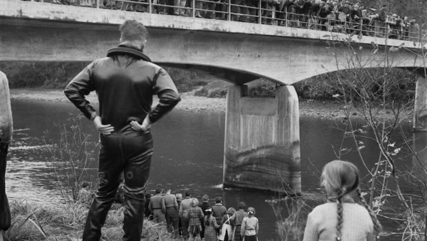 Die Suche nach der Leiche des Landmaschinenhändlers Peter Stadelmann an der Reussbrücke zwischen Mülligen AG und Birmenstorf AG. (Bild Jost©StAAG/RBA1-1-24077-1_3)