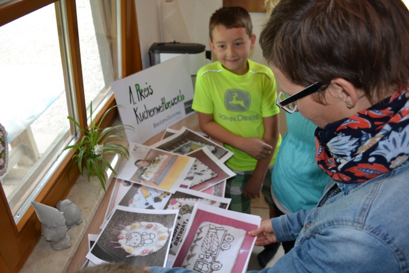 An die 25 Kuchenkreationen wurden in der Familie Lisser bereits produziert. Sie werden stolz der BauernZeitungs-Redaktorin gezeigt. Sohn Ronny Lisser schaut gespannt zu. 