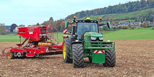 Am Vorgewende braucht es Platz, damit die Automatik das Gespann in einem Zug und ohne Hin und Her drehen kann. 