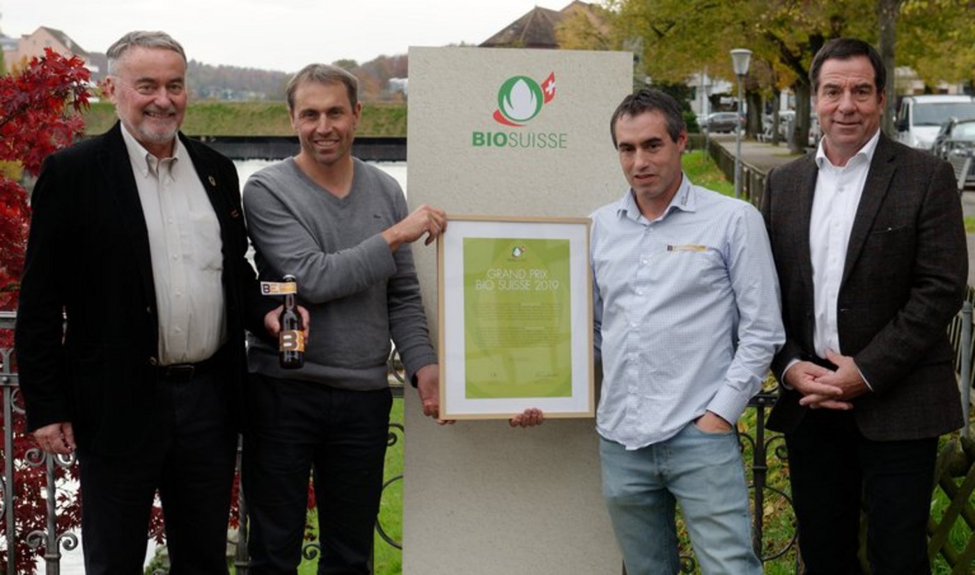 Fritz Schneider, Jury-Präsident, Fadri Riatsch (VR Bieraria SA), Reto Rauch (Geschäftsführer Bieraria SA) und Andrea Galli (VR Bieraria SA). (Bild Bio Suisse)