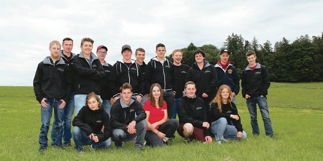 Die Landwirt(innen) EFZ der Klasse 3a in beinahe einheitlicher Montur. (Bilder Inforama)