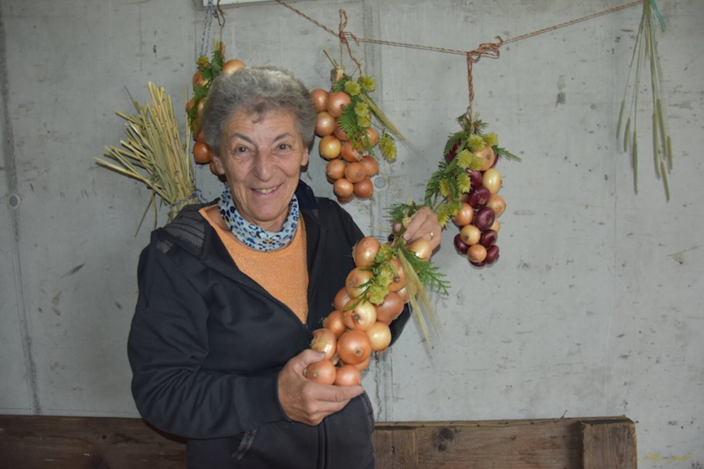 Käthi Peter hat Freude am kreativ sein, deshalb macht sie gerne Zwiebelzöpfe. (Bilder et)