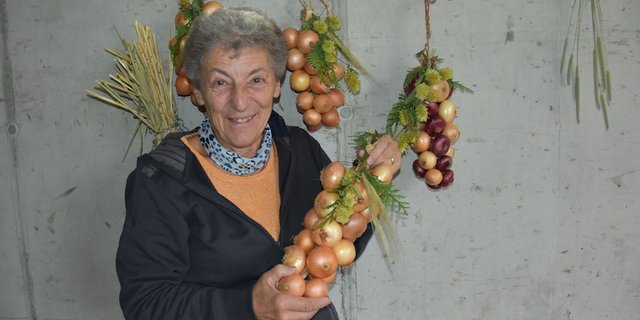 Käthi Peter hat Freude am kreativ sein, deshalb macht sie gerne Zwiebelzöpfe. (Bilder et)