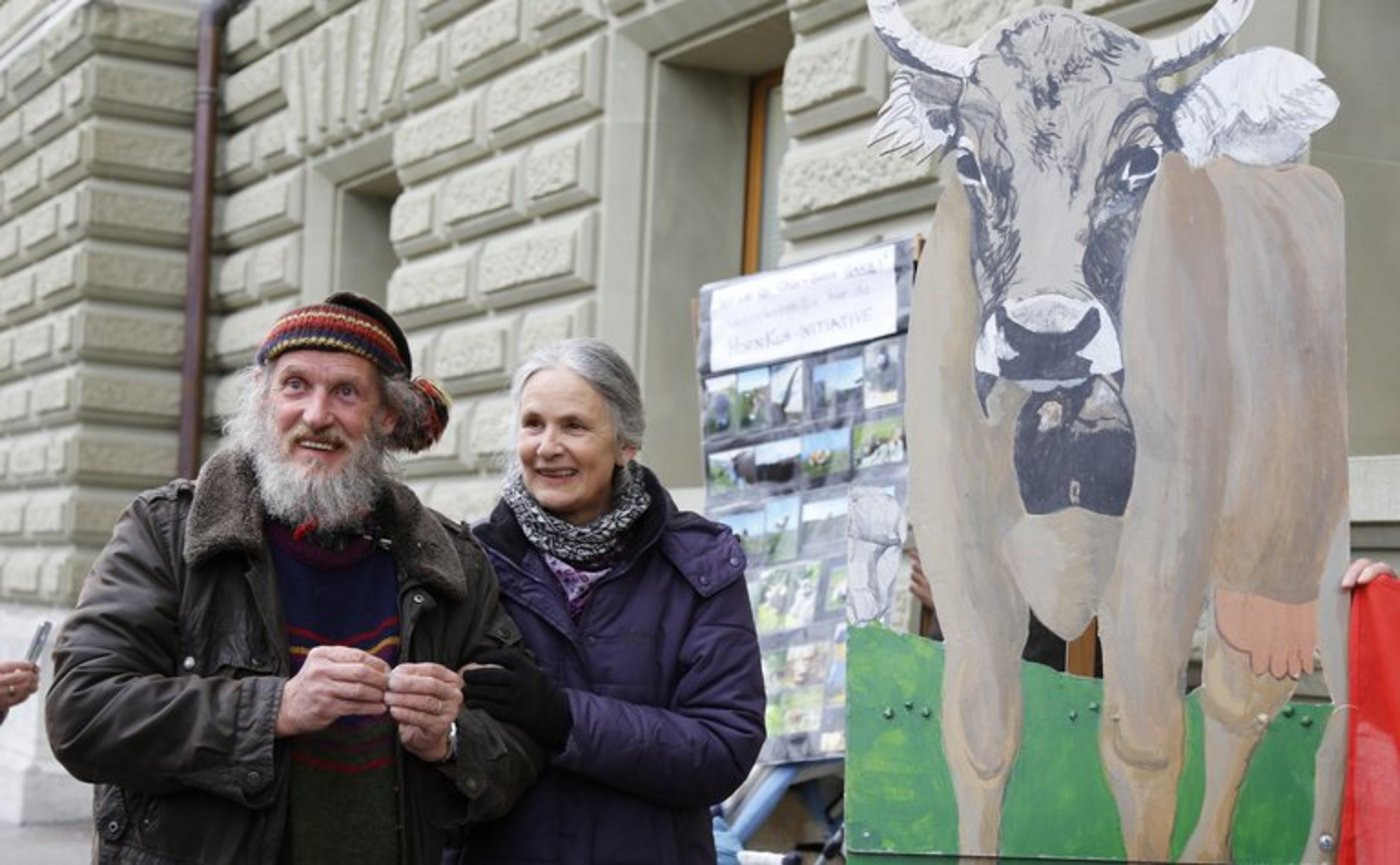 Die Initiative soll vors Volk: Armin Capaul zusammen mit seiner Frau Claudia beim Einreichen der Unterschriften im März 2016. (Bild ji)