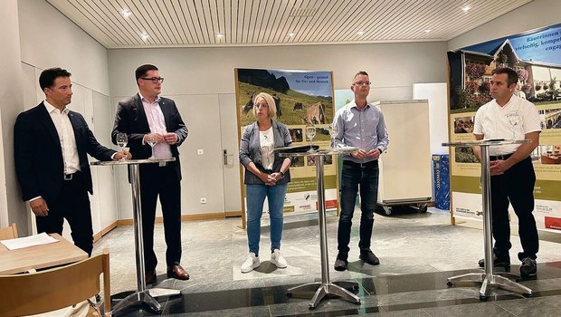 Andrea Caroni, David Zuberbühler, Claudia Frischknecht, Matthias Tischhauser mit Bauernverbandspräsident Beat Brunner (v. l.).