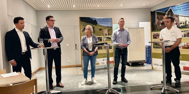 Andrea Caroni, David Zuberbühler, Claudia Frischknecht, Matthias Tischhauser mit Bauernverbandspräsident Beat Brunner (v. l.).