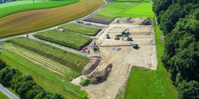 Bagger und Dumper schichten Bodenhorizonte auf