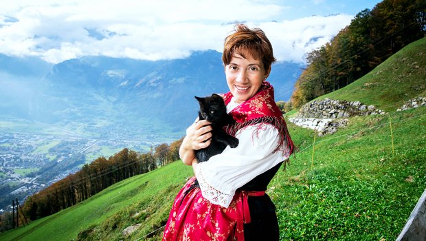 Landfrauenküche 2019 - Theres Marty Foto-Shooting in der Natur mit Ihrer Katze (Bild: SRF/Ueli Christoffel)