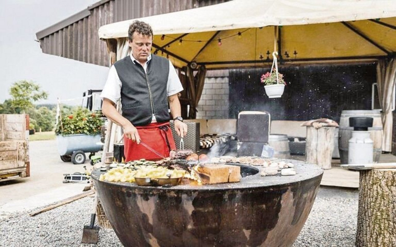 Dani Maag ist der Grillmeister, aber nicht nur: Er hat den Überblick über Gäste, Speisen und Getränke. 