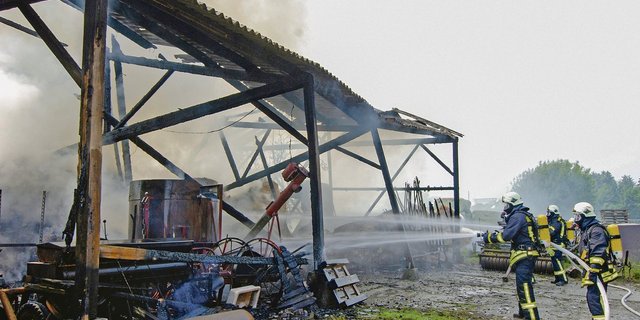 Das Betriebsinventar sollte in einer Betriebssachversicherung vollständig aufgenommen werden. Bei Schäden wie nach einem Brand kann es sonst teuer werden.(Bild AdobeStock)