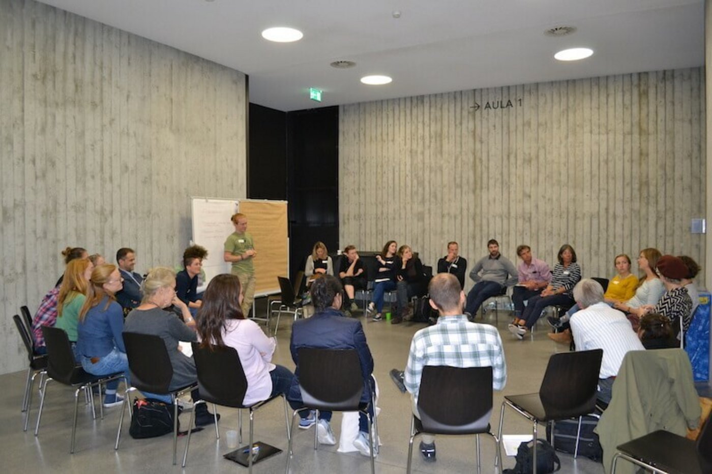 In Gruppendiskussionen wurden konkrete Forderungen aufgestellt. Dominik Waser von Grassrooted moderierte in der Gruppe "gesellschaftlicher Wertewandel". (Bild jsc) 