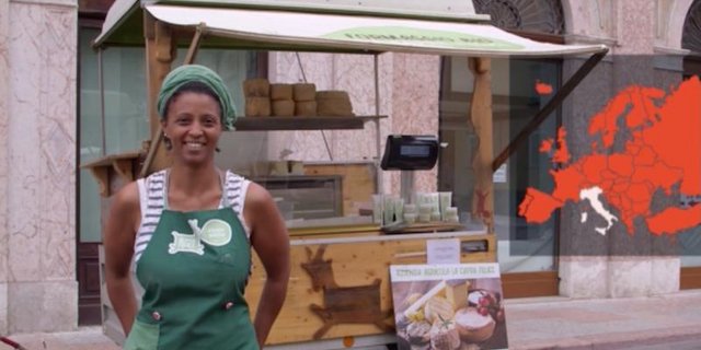 Agitu Ideo Gudetaeine ist die Integration in Norditalien gelungen. Sie ist nicht nur Besitzerin einer Ziegenherde und Käserei. Aus der ganzen Region kommen junge Menschen, um von ihr zu lernen, wie man Käse herstellt. (Srceenshot Arte)