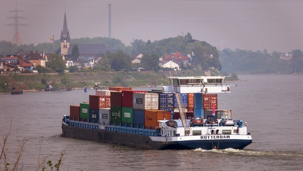 Über den Rhein werden etwa Rohstoffe für die Mischfutter-Industrie in die Schweiz geschifft. (Symbolbild PIxabay)