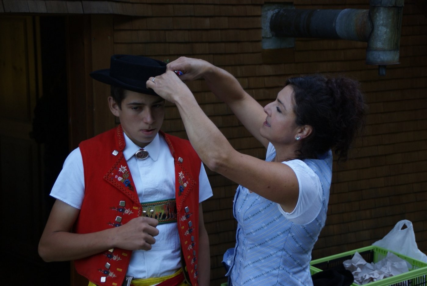 Maria schaut, dass auch der Hut richtig sitzt.