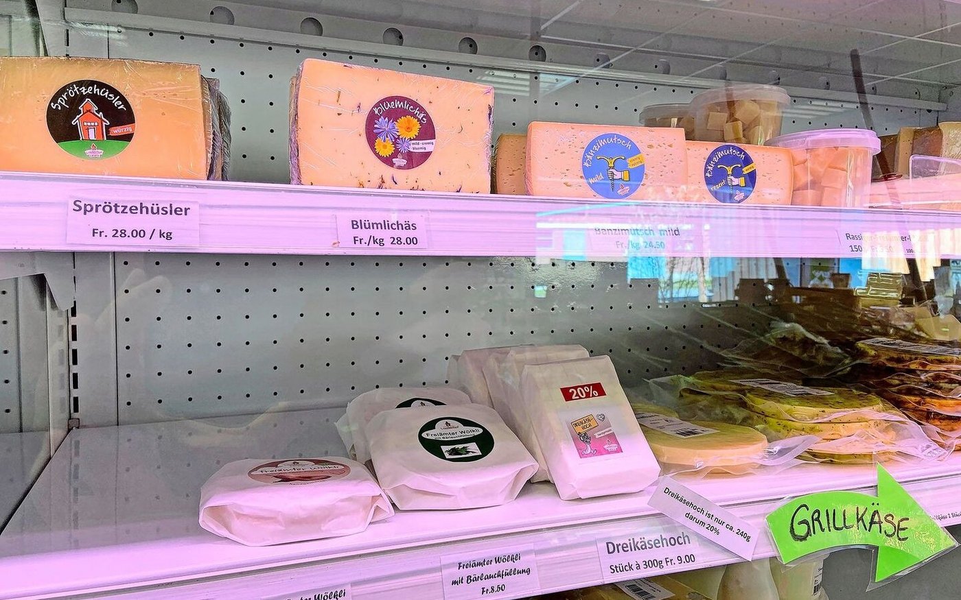 Das Käseregal: In der eigenen Hofkäserei entstehen die unterschiedlichsten Spezialitäten.  