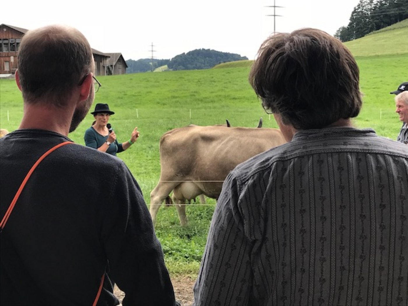 Welches ist die ideale Weidekuh? Züchtungsspezialistin Anet Spengler erklärt am Objekt. (Bild akr)