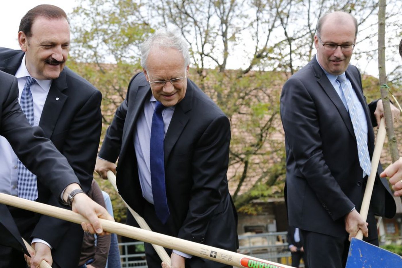 Packen für SchuB an: Beat W. Zemp, Präsident des Dachverbands der Lehrerinnen und Lehrer, Markus Ritter, Präsident des Schweizer Bauernverbands (SBV) und Bundesrat Johann Schneider-Ammann. (Bilder LID)