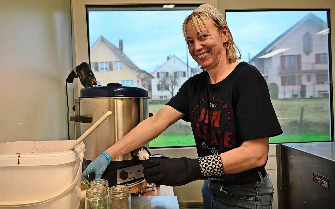 Yvonne Tschachtli füllt Brombeerkonfitüre ab. Aus zeitlichen Gründen friert sie das Obst während der Erntesaison ein und kocht die Konfitüre nach und nach bei Bedarf. 
