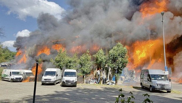 Der Brand mit der grossen Rauchsäule im Industriegebiet Spreitenbach sorgte Ende Mai für einen Ascheregen auf den umliegenden Feldern.