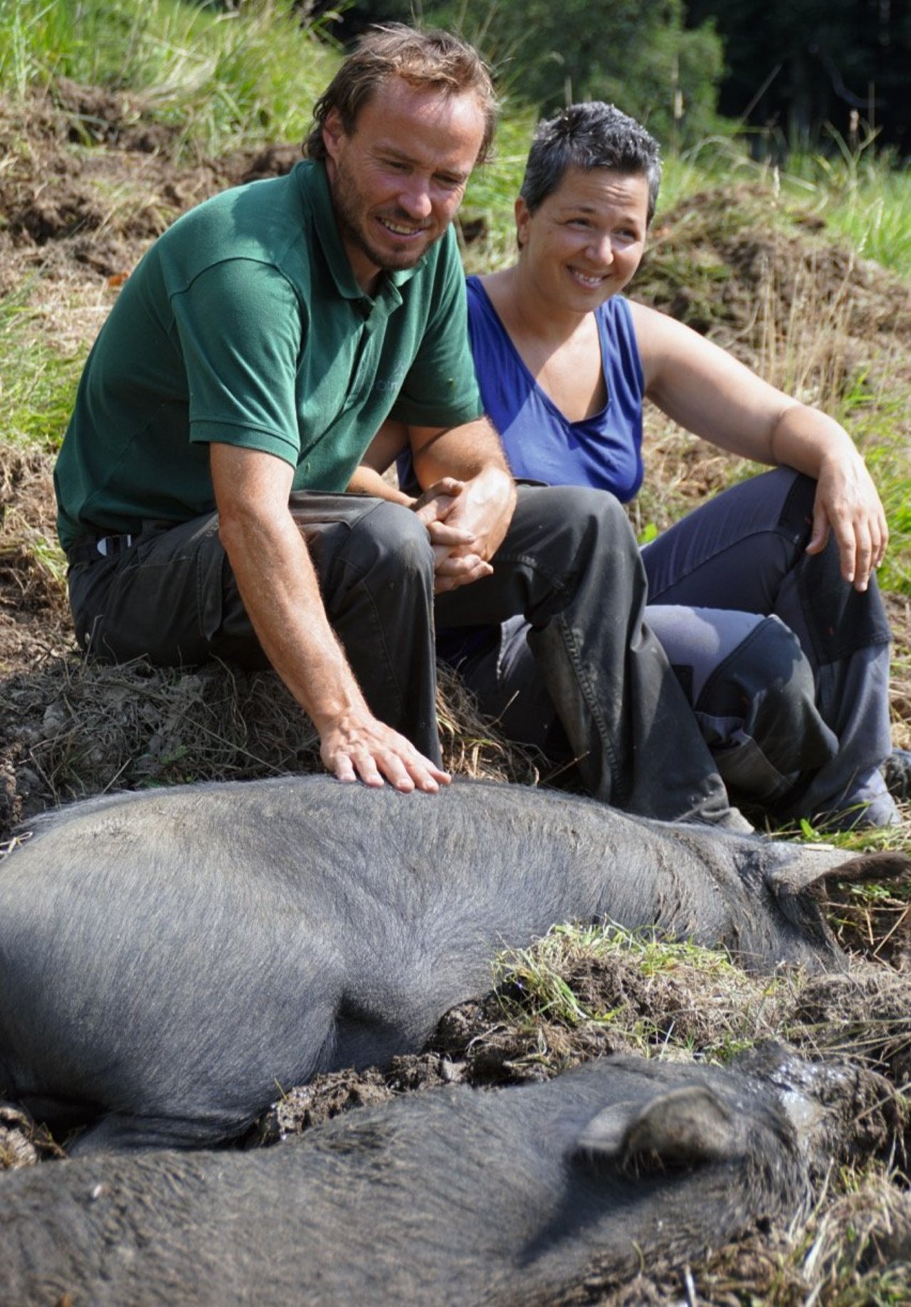 Marcel und Manuela Schmid mit ihren Schwarzen Alpenschweinen. Bild: Michael Götz
