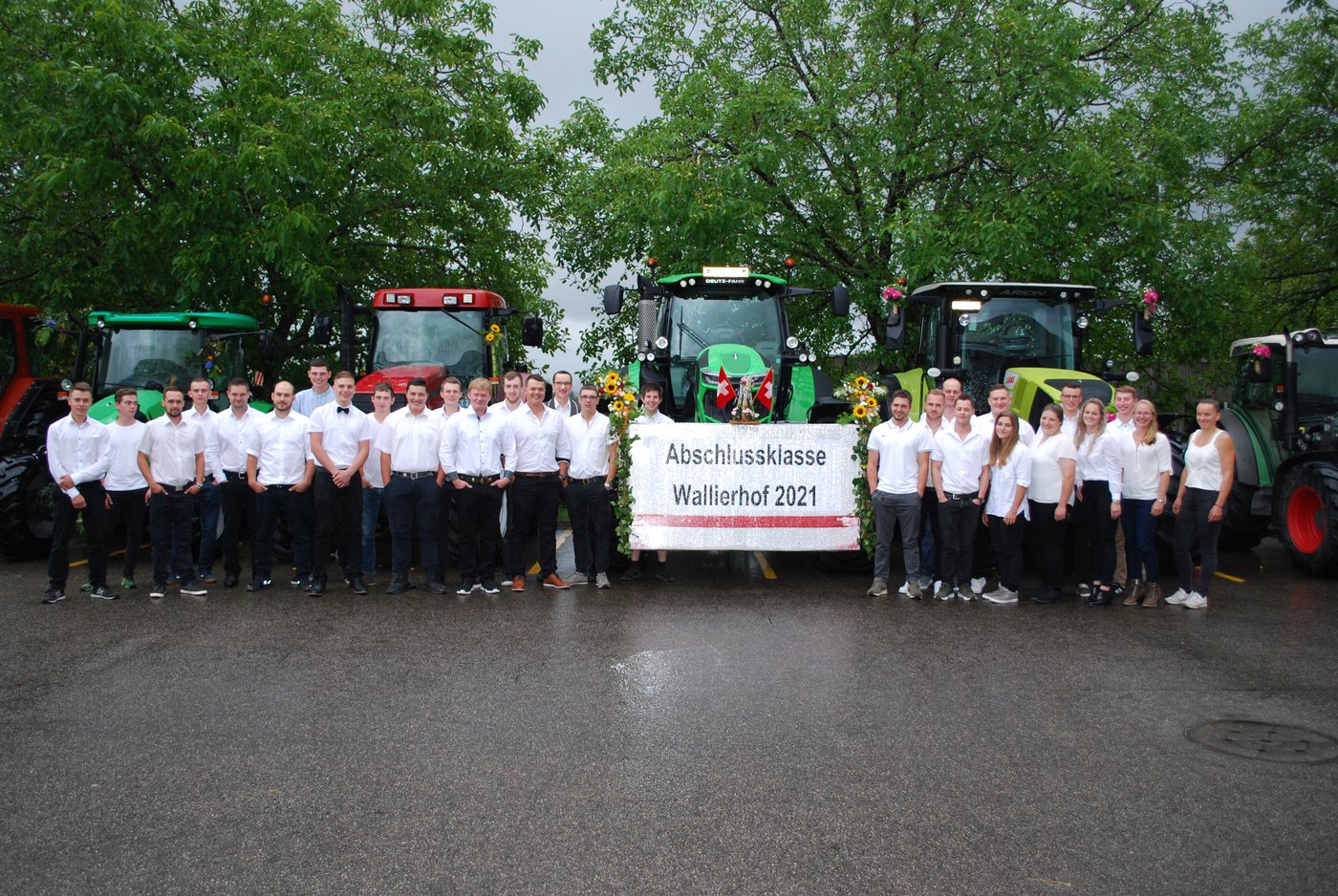 Mit PS und Blumen wurde gefeiert: Die 29 Berufsneulinge können sich nun ins Berufsleben stürzen. (Bild Wallierhof)