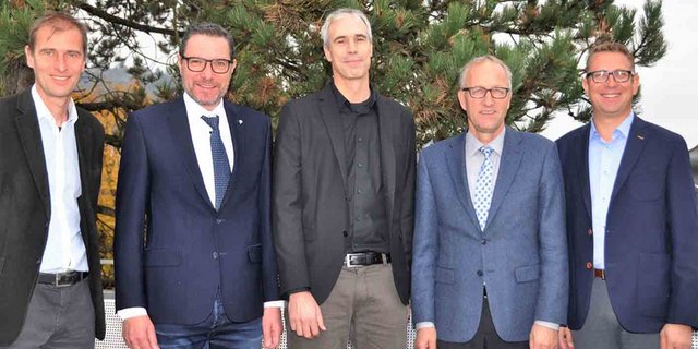 Haben Kodex unterzeichnet (v.l.): Stefan Kohler (BOM), Paul Steiner (UFA), Stefan Kausch (Sojanetzwerk), Peter Hegglin (BOM) und Christian Oesch (VSF). (Bild zVg)