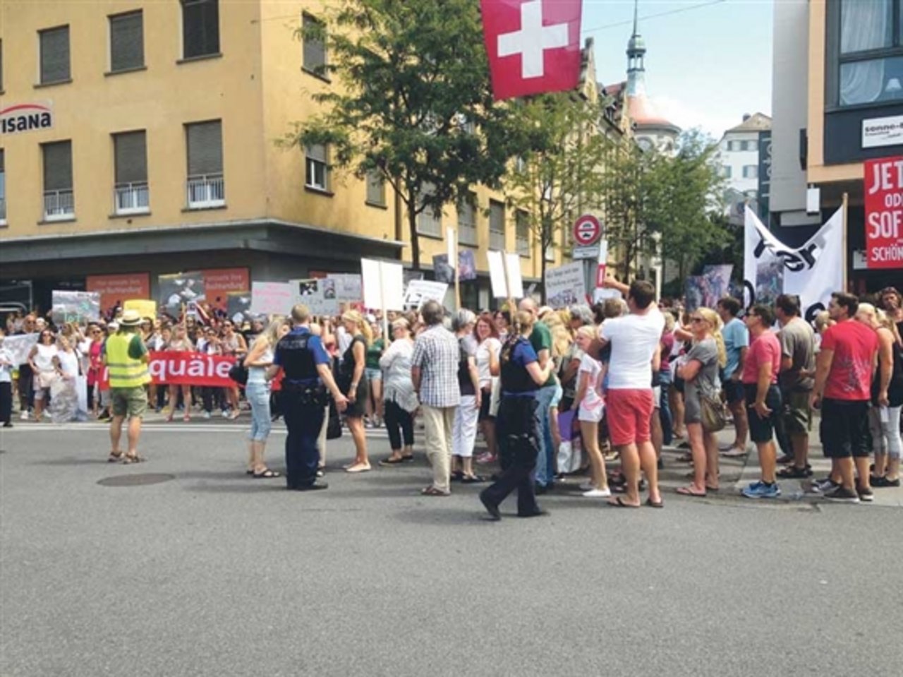 Demo gegen den in der Presse als «Quälhof» bekannten gewordenen Pferdezuchtbetrieb in Hefenhofen TG im August 2017. (Bild zVg)