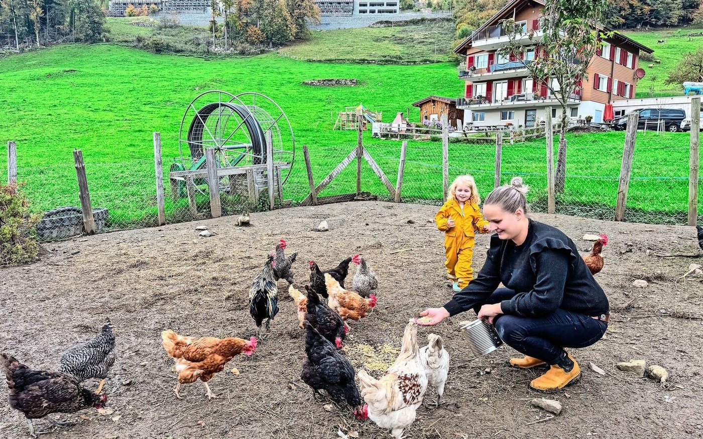 Tägliche Freude: Tochter Michelle und Mutter Angela Amstutz füttern die Hühner.