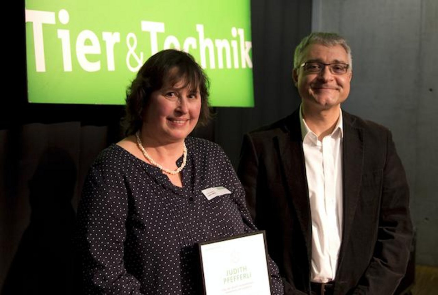 Preisträgerin Judith Pfefferli zusammen mit Jury-Präsident Prof. Dr. Pietro Beritelli. (cz)