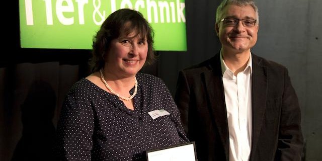 Preisträgerin Judith Pfefferli zusammen mit Jury-Präsident Prof. Dr. Pietro Beritelli. (cz)