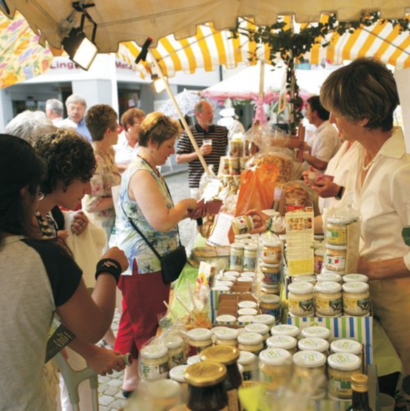 Am Bio Marché lässt sich zum Beispiel Biohonig aus allen Ecken der Schweiz degustieren. (Bild zVg)