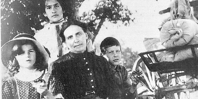 Augusta Gillabert-Randin mit drei ihrer fünf Kinder.